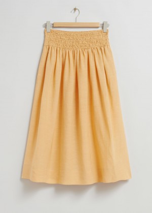 & Other Stories Smocked Vita Midi Skirt Gialle | NOS-SN114149