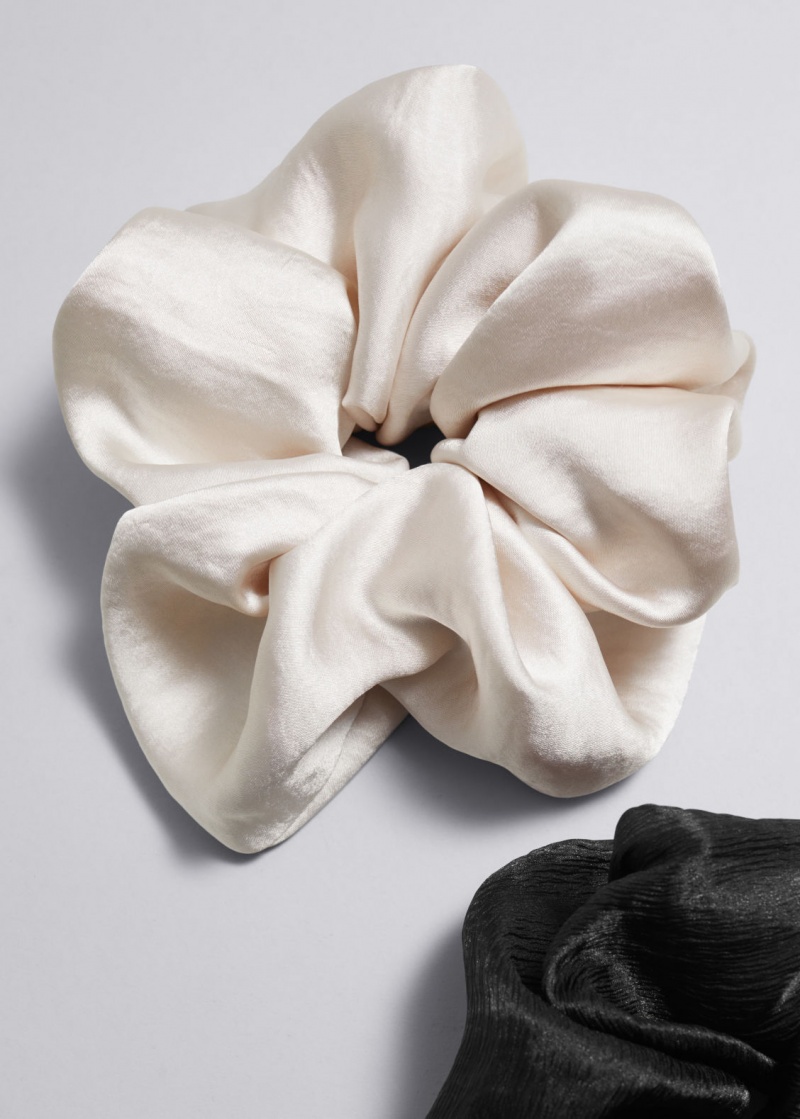 & Other Stories Duo Extra-Large Satin Finish Scrunchie Set Crema Nere | NOS-SN114657